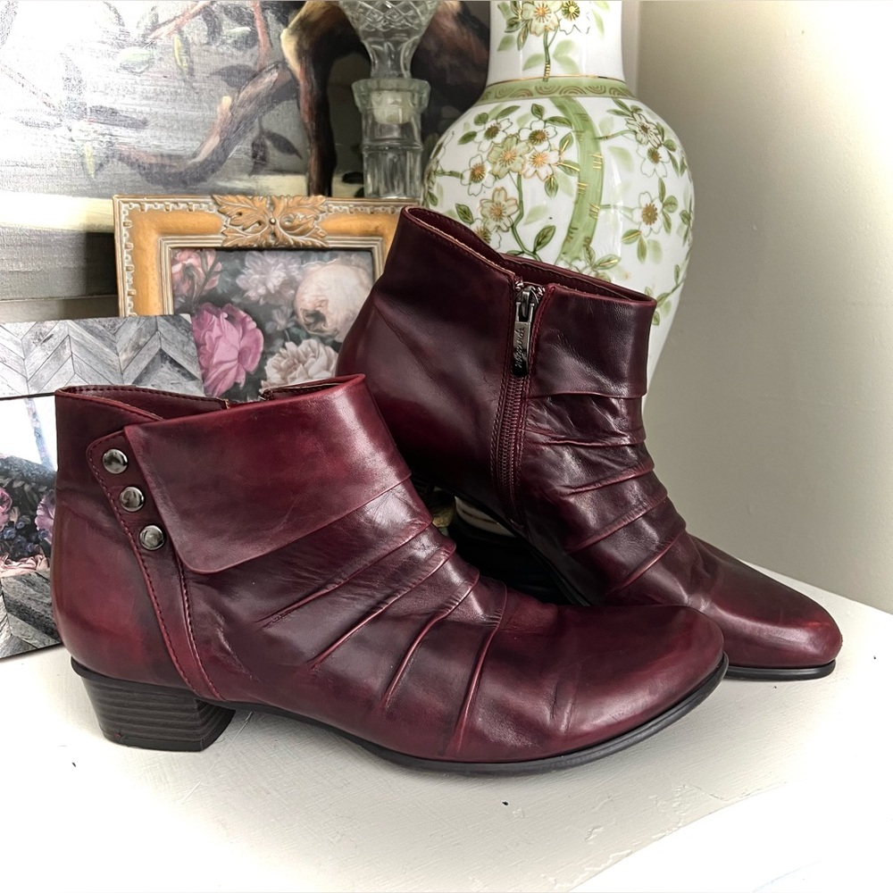 Regarde Le Ciel The Stefany ankle boot in Sangria burgundy Glove leather